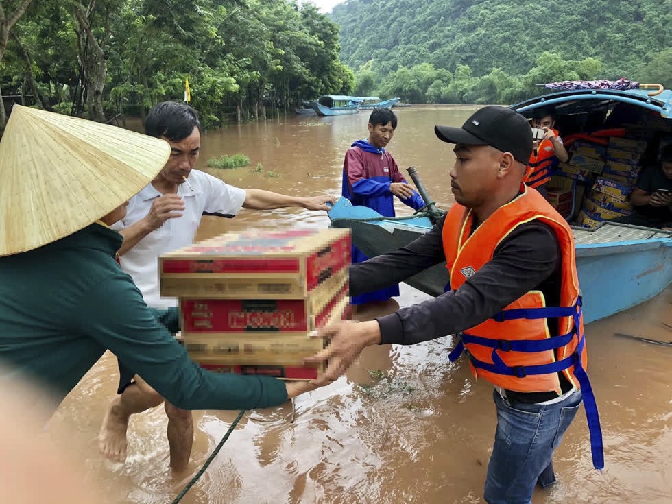 Anh Nguyễn Quân Dũng (TP. Vinh, Nghệ An) đã vừa tự bỏ tiền, vừa kêu gọi bạn bè trong vài ngày được 5000 thùng mì tôm cứu trợ bà con bị ảnh hưởng bởi mưa lũ.