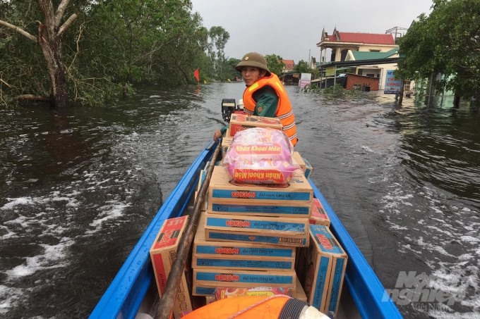 Hàng cứu trợ cho người dân được vận chuyển bằng đò vào sâu trong các khu vực ngập lụt huyện Hải Lăng. Ảnh: Công Điền.