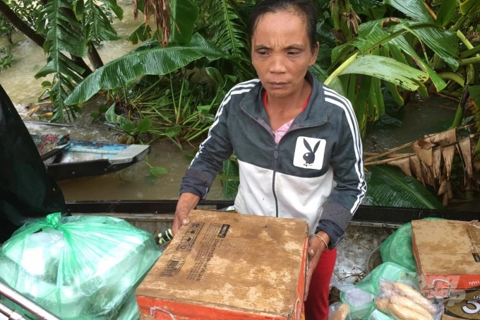 Một người dân ở huyện Hải Lăng nhận hàng cứu trợ. Ảnh: Công Điền.