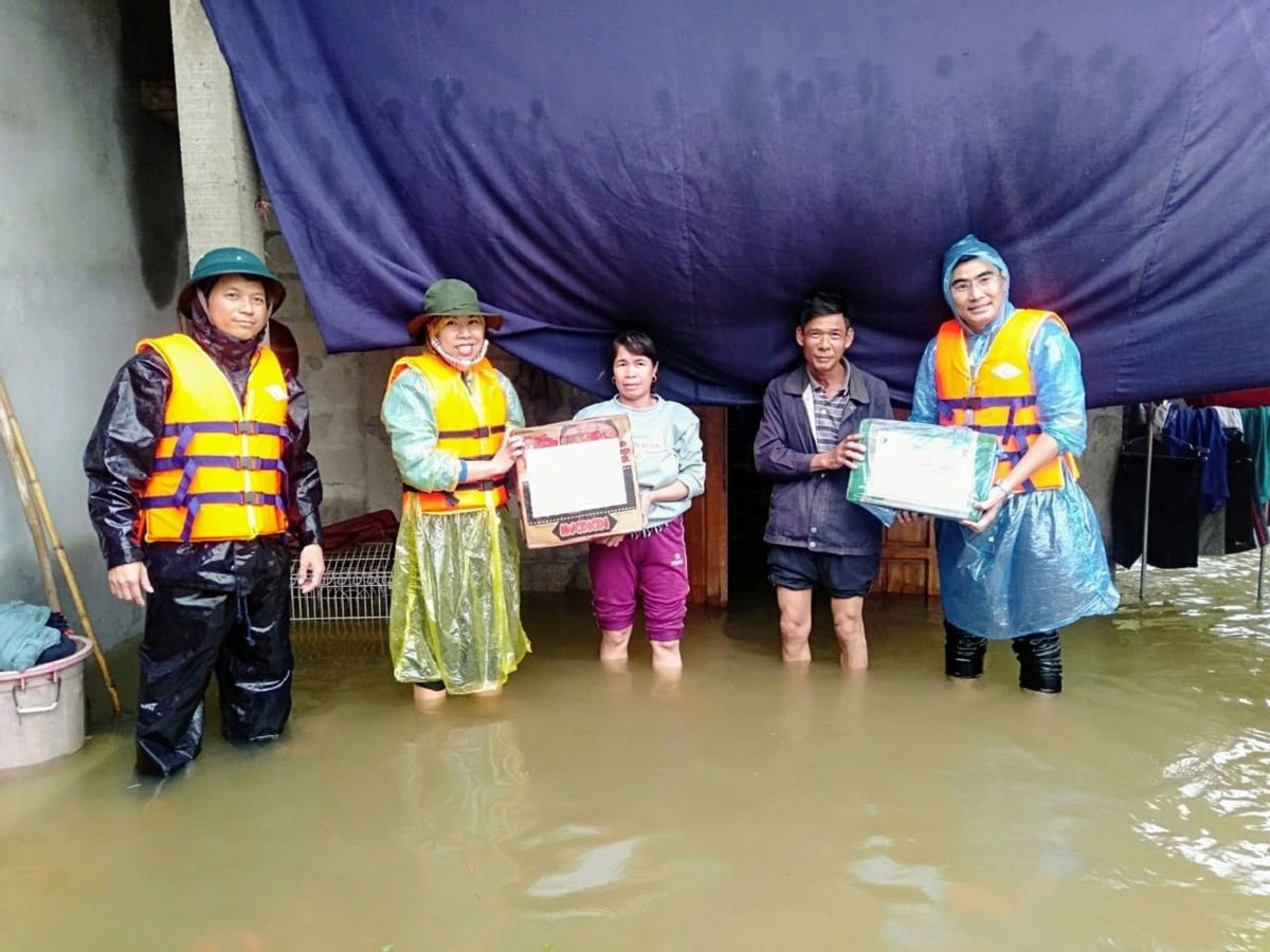 Trao quà hỗ trợ cho các gia đình có hoàn cảnh khó khăn trong mưa lũ