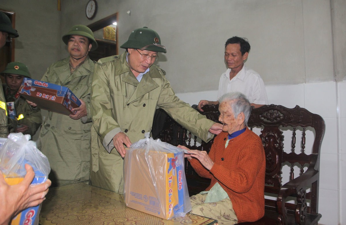Chính quyền địa phương trao quà hỗ trợ người dân sơ tán tránh lũ