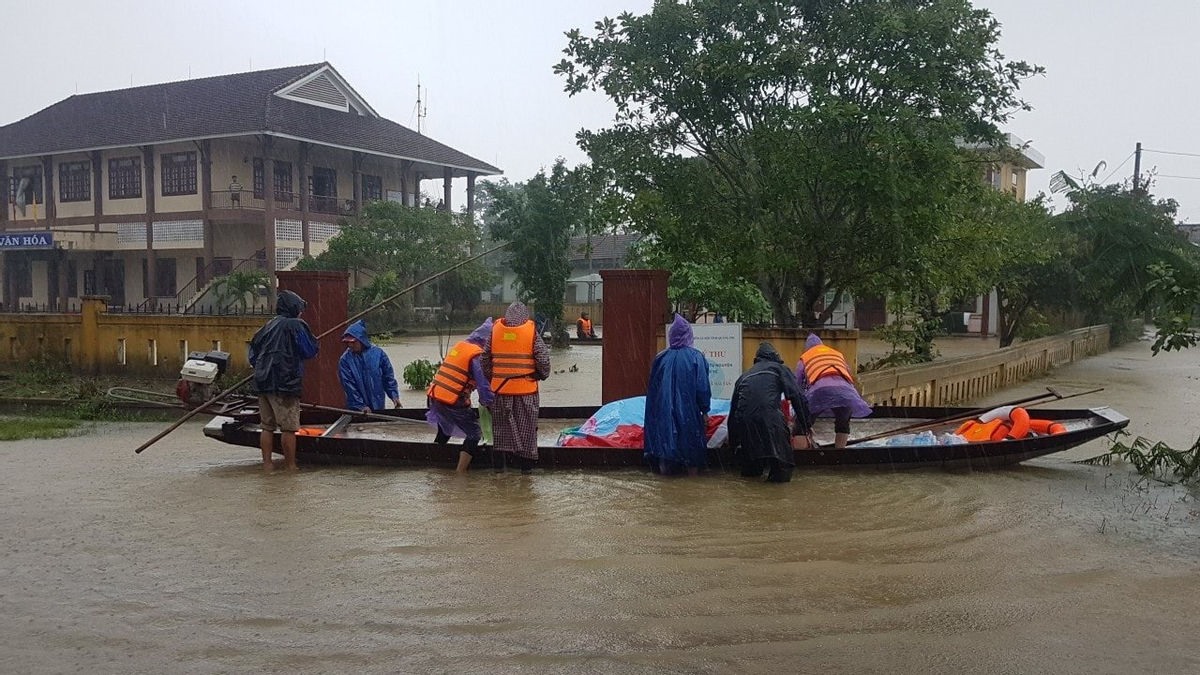 Chính quyền địa phương, các tổ chức, cá nhân vẫn đang tiếp tục kêu gọi sự chung tay của cộng đồng để hỗ trợ người dân Quảng Trị bị ảnh hưởng do lũ lụt