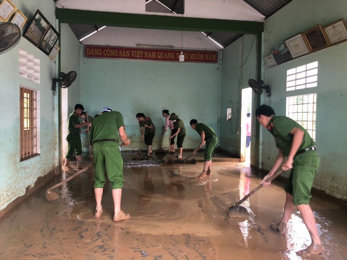 Lực lượng đoàn viên thanh niên tham gia dọn dẹp vệ sinh trong mưa lũ