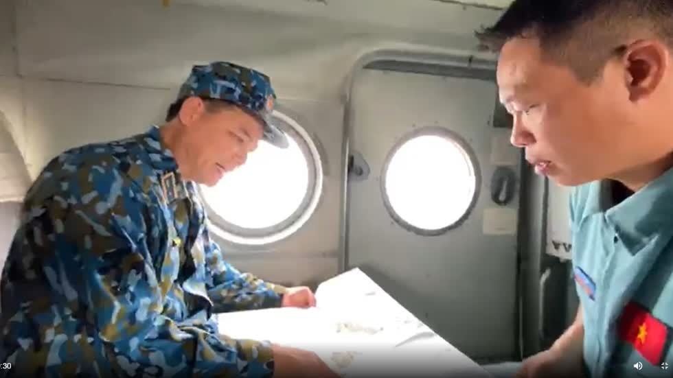 Thiếu tướng Phạm Trường Sơn, Phó Tư lệnh Quân chủng Phòng không - Không quân cùng tổ bay xác định vị trí cứu hộ cứu nạn. Ảnh: VGP