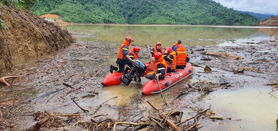 Lực lượng cứu hộ tìm kiếm người mất tích tại thủy điện Rào Trăng 3. Ảnh: Phan Thiên Định