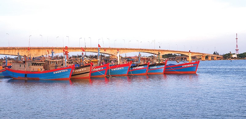 Cầu Cửa Việt - gạch nối giữa hai khu vực định hướng phát triển công nghiệp (phía Nam) và du lịch (phía Bắc) của duyên hải Quảng Trị -Ảnh: L.Đ.D​