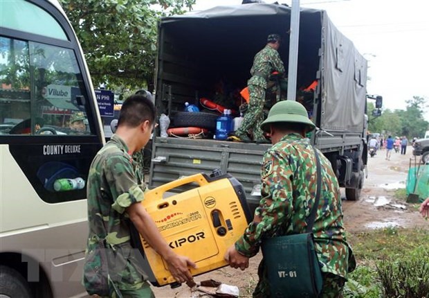Vận chuyển các trang thiết bị để tiếp ứng cho lực lượng cứu hộ cứu nạn. (Ảnh: Trần Lê Lâm/TTXVN)