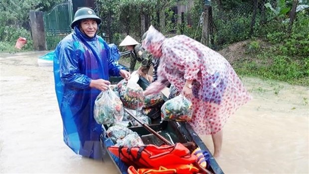 Lực lượng biên phòng Quảng Bình hỗ trợ nhân dân ứng phó mưa lũ, chuẩn bị lương thực thực phẩm giúp đỡ, đồng hành cùng nhân dân. (Ảnh: TTXVN phát)