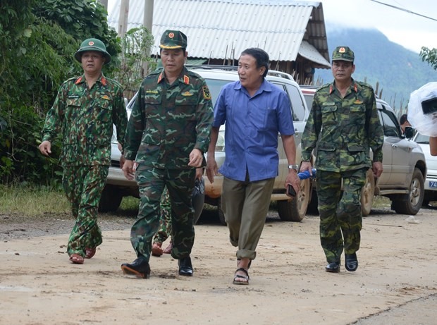 Thứ trưởng Bộ Quốc phòng, Trung tướng Nguyễn Tân Cương (thứ 2 từ trái sang) trực tiếp chỉ đạo công tác cứu hộ tại trạm chỉ huy tiền phương đóng tại xã Hướng Phùng. (Ảnh: Quốc Dũng/TTXVN)