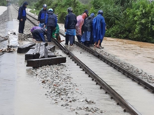 Hạ tầng đường sắt bị hư hỏng, nước ngập đường ray làm ảnh hưởng đến khả năng chạy tàu do mưa lũ tại miền Trung. (Ảnh:CTV/Vietnam+)