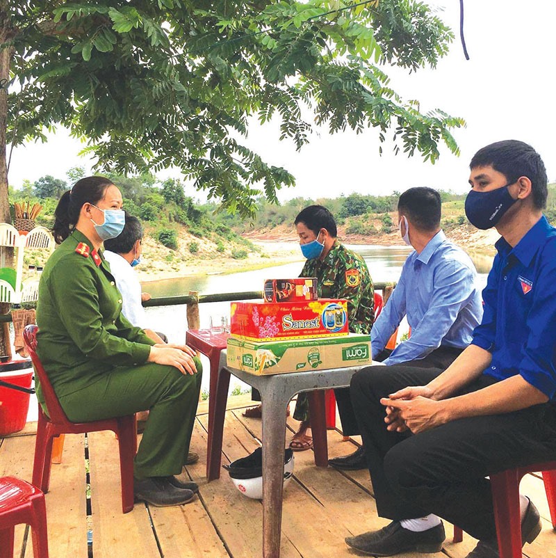 Thiếu tá Nguyễn Thị Hương Giang tham gia công tác phòng chống COVID-19 -Ảnh: DT​