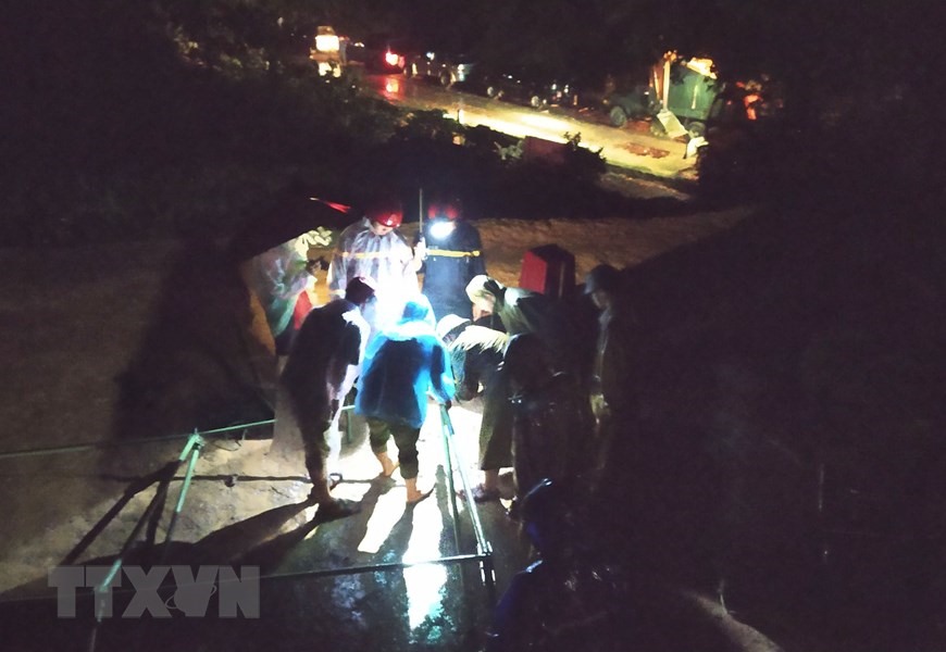 Lực lượng công binh khẩn trương dựng lều dã chiến trong đêm mưa để phục vụ công tác tìm kiếm cứu nạn. (Ảnh: Quốc Dũng/TTXVN)