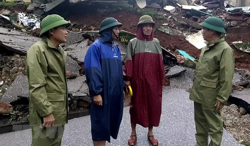 Đại tá Trịnh Thanh Bình (bên trái) Chỉ huy trưởng Bộ đội biên phòng tỉnh Quảng Bình kiểm tra tình hình thực tế tại hiện trường. (Ảnh: TTXVN phát)