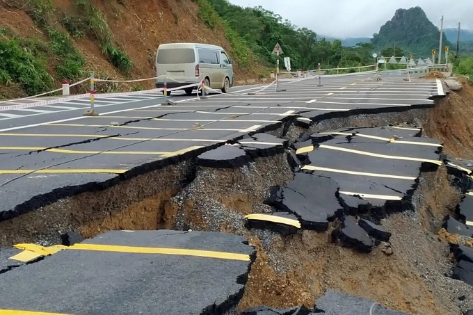 Quốc lộ 9 từ thành phố Đông Hà đi Cửa khẩu quốc tế Lao Bảo, huyện Hướng Hóa bị sạt lở nặng đến nay vẫn chưa khắc phục xong. Ảnh: Công Điền.