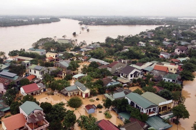 Hàng ngàn ngôi nhà ở thị xã Quảng Trị ngập chìm trong nước. Ảnh: Duy Hùng.