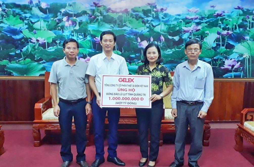 Ông Lê Văn Thăng, Giám đốc Công ty cổ phần Năng lượng GELEX Quảng Trị, đại diện cho Tổng Công ty Thiết bị điện Việt Nam trao 1 tỷ đồng cho UBMTTQVN tỉnh Quảng Trị ủng hộ đồng bào lũ lụt