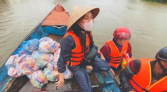 Dự định chỉ đến Huế vài ngày, nhưng Thủy Tiên đã đến tận Quảng Bình, Quảng Trị để giúp đỡ người dân. (Ảnh: FBNV)
