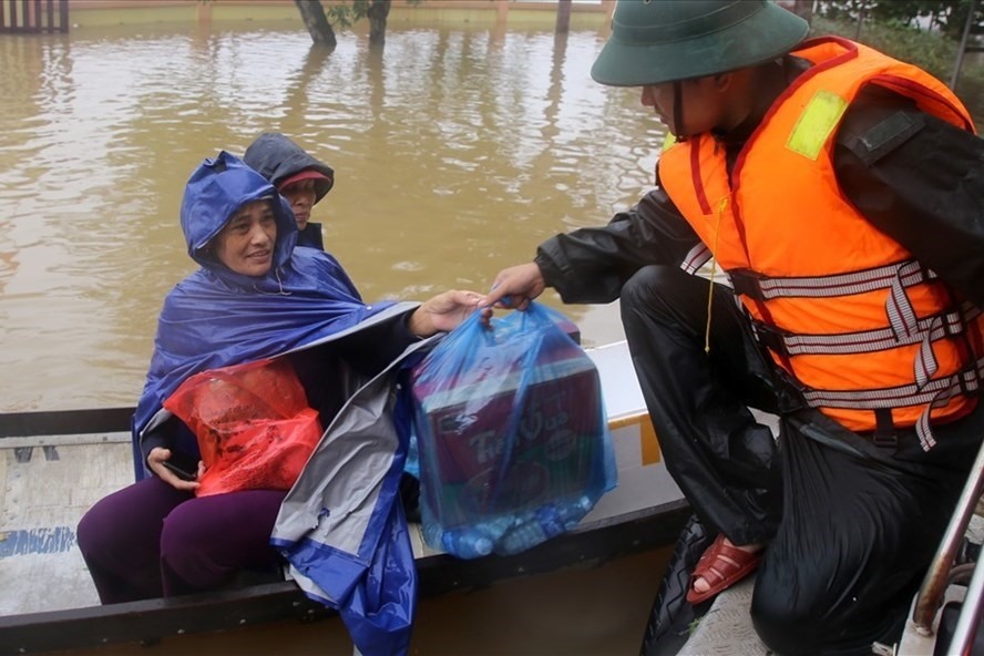 Hỗ trợ người dân bị ảnh hưởng bởi bão lụt.
