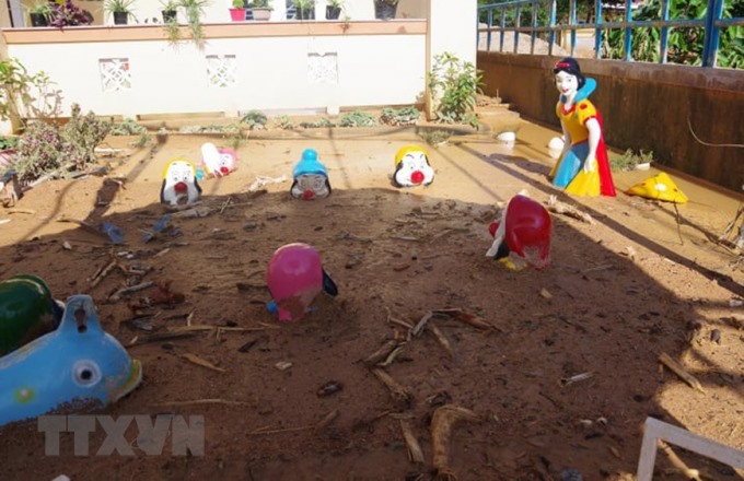 Sân chơi của trường Mầm non xã Hướng Việt bị vùi lấp trong đất đá. (Ảnh: TTXVN phát)