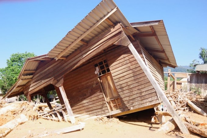 Nhà của người dân xã Hướng Việt bị đổ sập do lũ quét. (Ảnh: TTXVN phát)