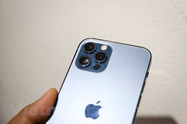 Mặt sau iPhone 12 Pro được phủ lớp kính nhám trong khi viền lại bóng bẩy tạo nên vẻ sang trọng, cứng cáp cho mẫu máy này. (Ảnh: Minh Sơn/Vietnam+)