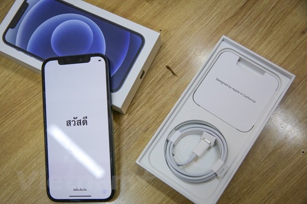 Hộp thế hệ iPhone 12 đã mỏng hơn, không còn các phụ kiện cơ bản như sạc, tai nghe EarPods. Máy được bán kèm dây cáp USB-C Lightning. Cục sạc 18 W thế hệ cũ, tương thích với sợi cáp này được bán với giá gần 900 ngàn đồng tại Việt Nam. (Ảnh: Minh Sơn/Vietnam+)