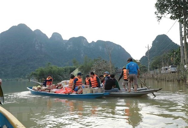 Vận chuyển hàng cứu trợ đến cho người dân ở thôn 5, xã Tân Hóa, Quảng Bình. (Ảnh: Vũ Sinh/TTXVN)