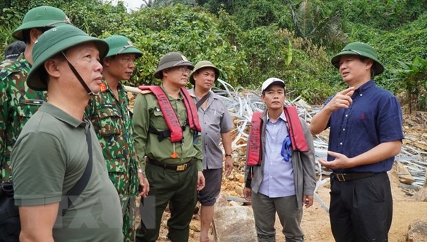 Bí thư Tỉnh ủy Thừa Thiên-Huế Lê Trường Lưu kiểm tra, chỉ đạo công tác tìm kiếm nạn nhân tại Thuỷ điện Rào Trăng 3. (Ảnh: TTXVN phát)
