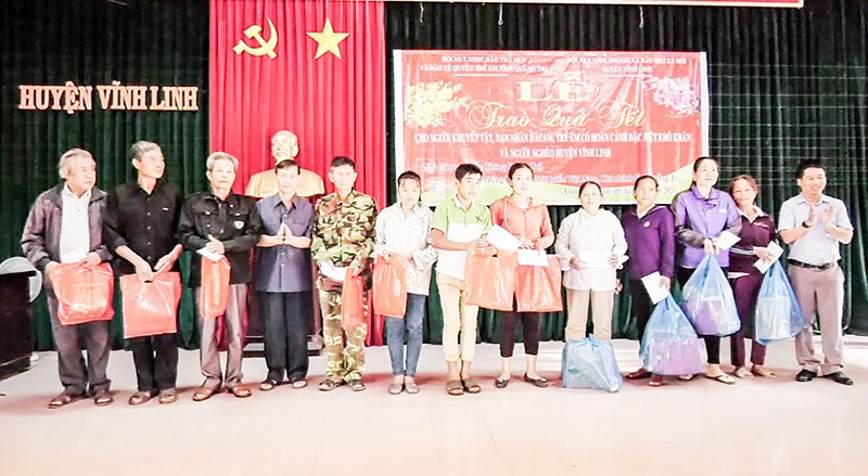 Hội Người khuyết tật, Nạn nhân da cam/điôxin và Bảo trợ xã hội huyện Vĩnh Linh cùng các nhà hảo tâm trao hỗ trợ cho gia đình hội viên gặp hoàn cảnh khó khăn -Ảnh: NT​