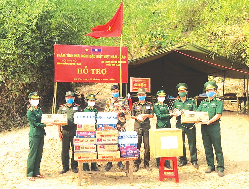 Hội Phụ nữ BĐBP tặng quà cho cán bộ, chiến sĩ BĐBP làm nhiệm vụ tại các chốt phòng, chống COVID-19 trên tuyến biên giới Việt - Lào -Ảnh:ĐVCC​