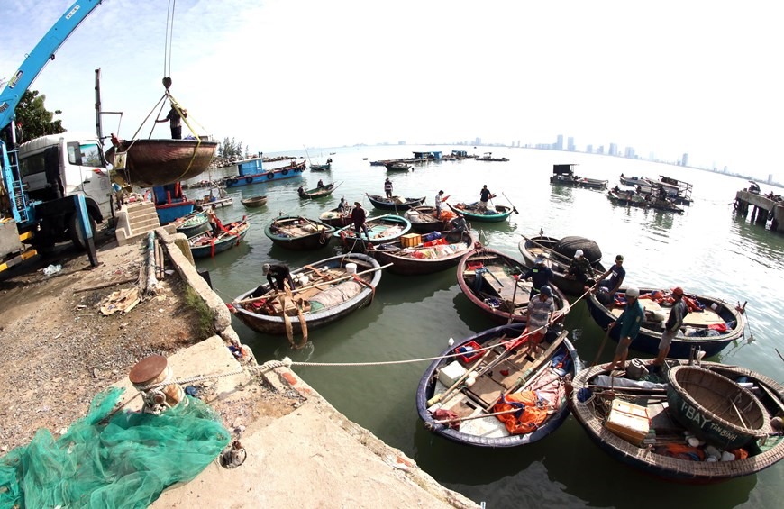 Ngư dân Đà Nẵng tập trung ghe thuyền để xe cẩu đưa lên bờ vào sâu trong đất liền tránh bão số 9. (Ảnh: Trần Lê Lâm/TTXVN)