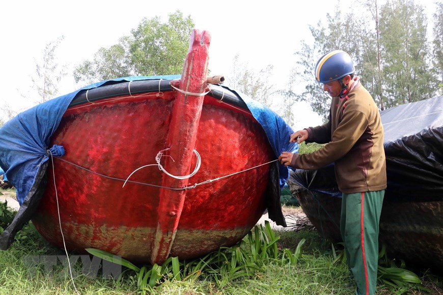 Ngư dân Đà Nẵng che đậy ghe thuyền để phòng, chống bão số 9. (Ảnh: Trần Lê Lâm/TTXVN)