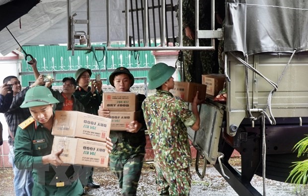 Phân bổ hàng hóa, thiết bị hỗ trợ nhân dân tại Thừa Thiên-Huế. (Ảnh: Mai Trang/TTXVN)
