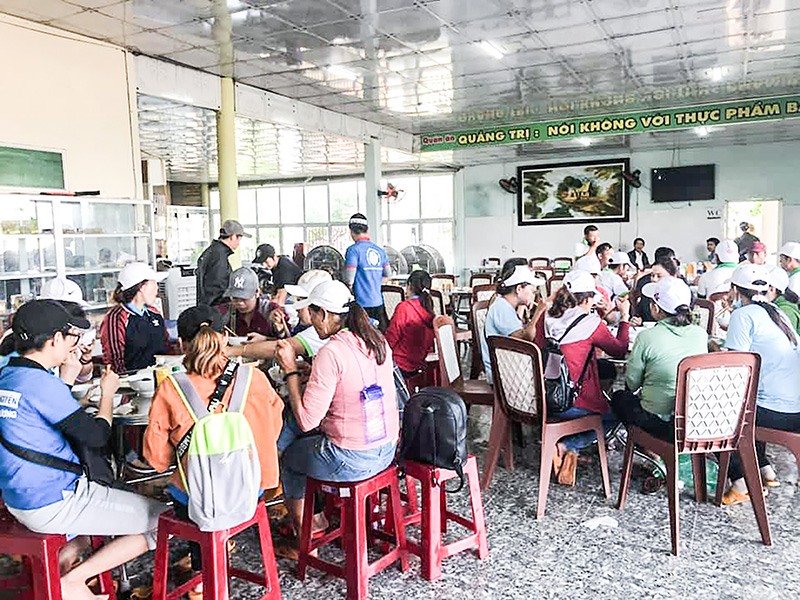 Quán cơm Quảng Trị ở xã Gio Châu, huyện Gio Linh phục vụ các suất ăn miễn phí cho các đoàn từ thiện đến từ nhiều tỉnh, thành phố trên cả nước - Ảnh: TL​