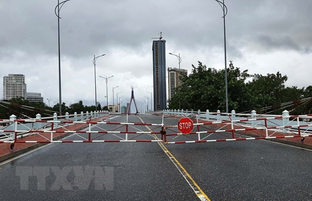 Cầu sông Hàn bị chặn, cấm người di chuyển. (Ảnh: Văn Dũng/TTXVN)