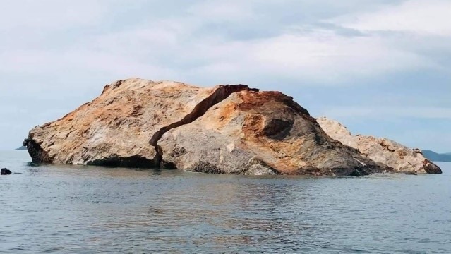 Đảo đá ở đảo Koh Talu bị nứt vỡ. Ảnh:National Thailand.