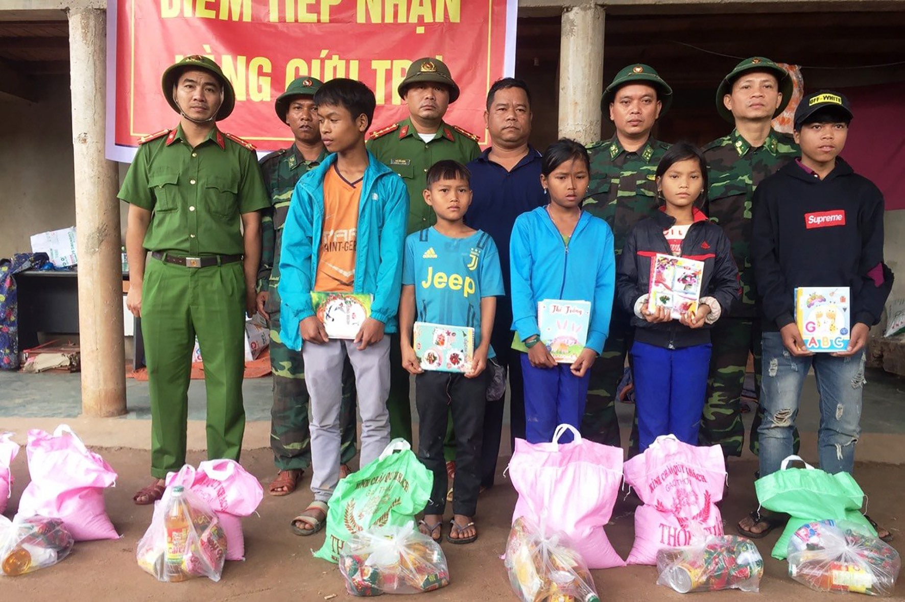 Hỗ trợ sách vở, nhu yếu phẩm cho học sinh xã Pa Nang, huyện Đakrông- Ảnh: Đ.V​