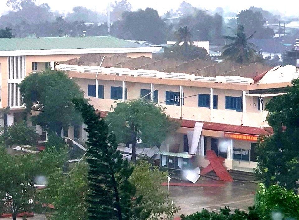 Nhiều trường học hư hỏng sau bão số 9. Ảnh: VGP