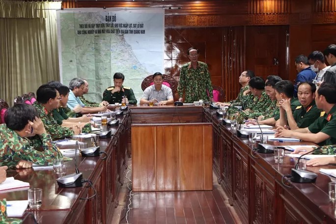 Lãnh đạo Quân khu 5, lãnh đạo UBND tỉnh Quảng Nam họp khẩn bàn công tác cứu nạn khuya 28-10