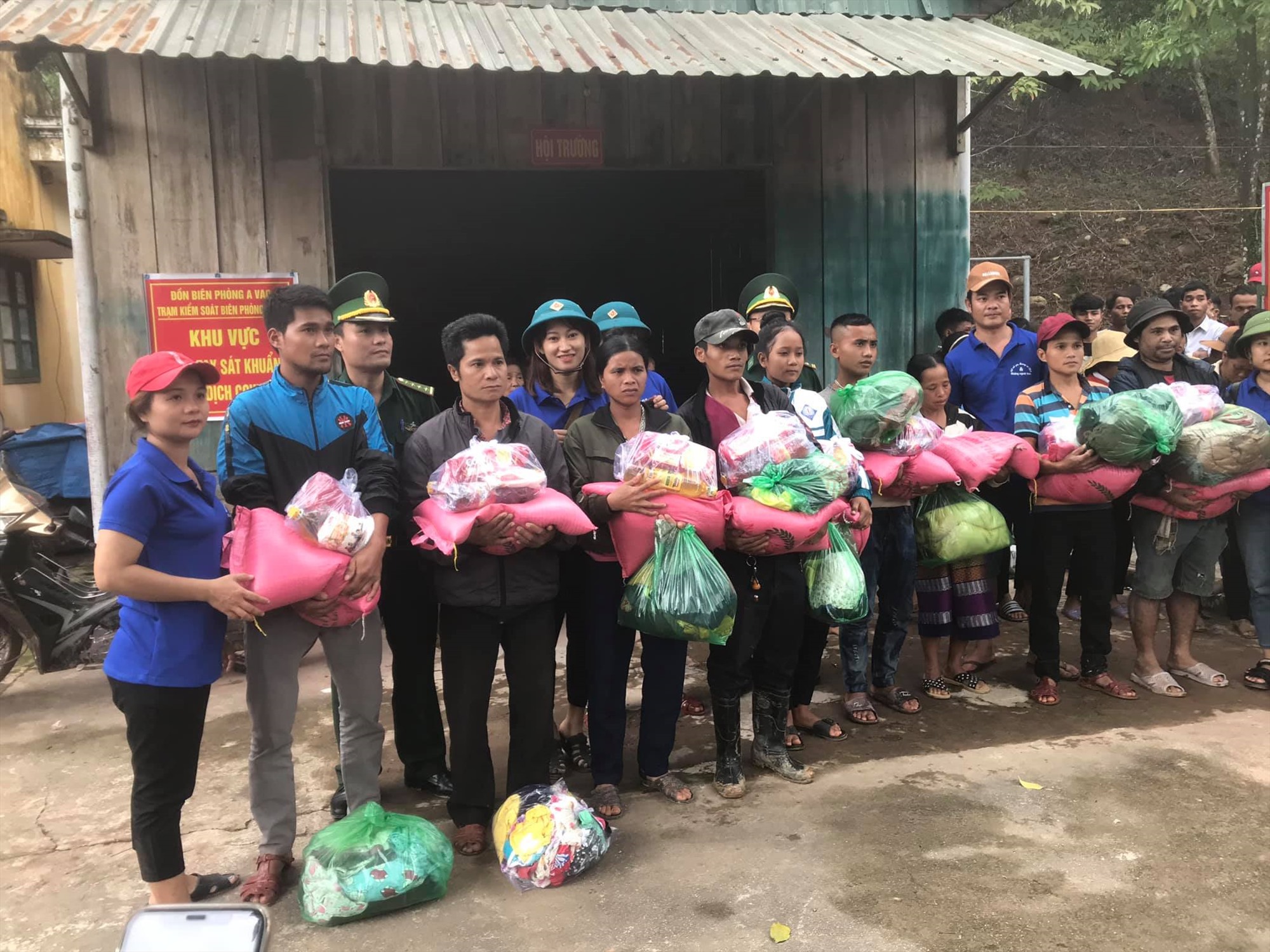 Nhóm bạn trẻ “kết nối yêu thương xứ Cùa” trao hỗ trợ cho bà con Avao, huyện Đakrông