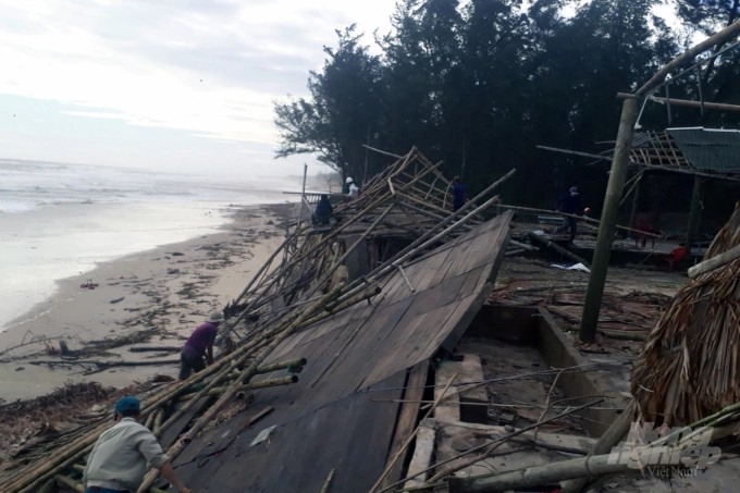 Sóng biển đánh sập một nhà hàng ở bãi tắm Gio Hải. Ảnh: CĐ.