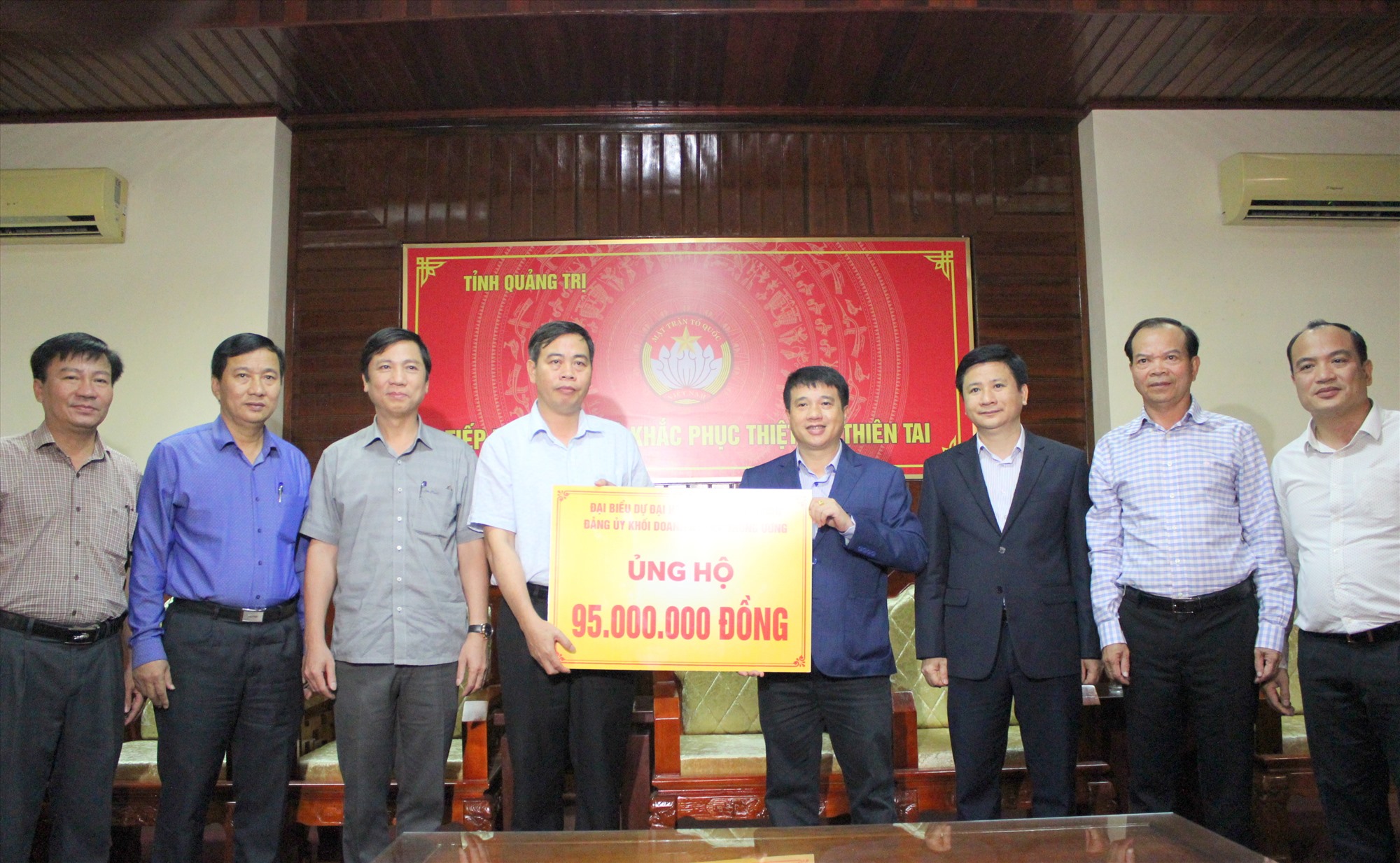 Lãnh đạo tỉnh tiếp nhận số tiền hỗ trợ người dân vùng lũ lụt của Đảng ủy Khối Doanh nghiệp Việt Nam - Ảnh: K.S