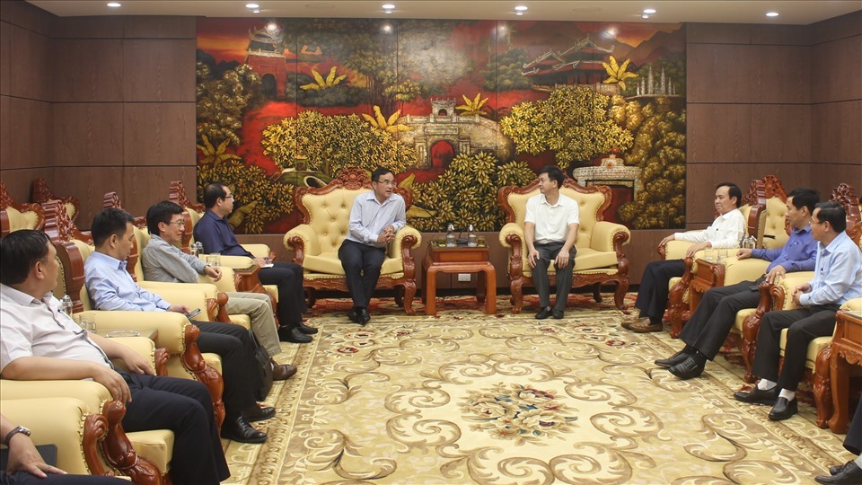 Chủ tịch HĐTV EVN Dương Quang Thành mong muốn cùng với sự chung tay giúp đỡ của cộng đồng, nhân dân tỉnh Quảng Trị sẽ sớm ổn định cuộc sống và sản xuất.