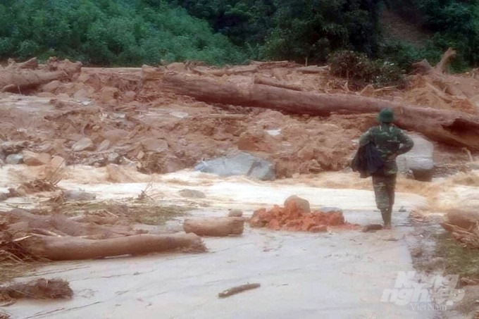 Đất đá và cây cối còn ngổn ngang trên tuyến đường vào xã Hướng Sơn, huyện Hướng Hóa, tỉnh Quảng Trị. Ảnh: CĐ.