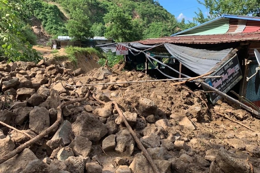 Do ảnh hưởng bão số 9, trên địa bàn xã Phước Lộc có mưa lớn, khiến nhiều khu vực trong xã bị sạt lở. Ảnh: Trọng Ý
