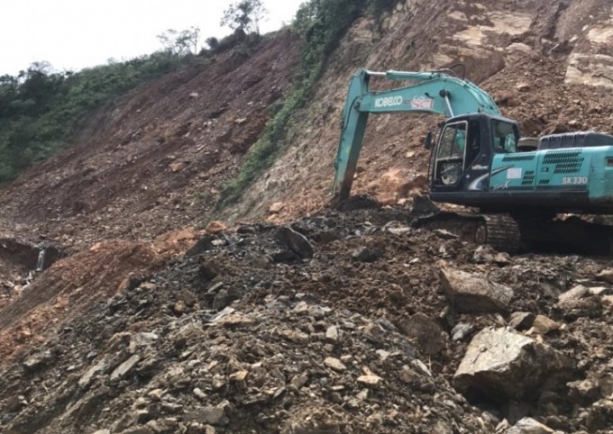 Sạt lở trên tuyến đường vào xã Hướng Linh, huyện Hướng Hóa, tỉnh Quảng Trị. Ảnh: Công Điền.