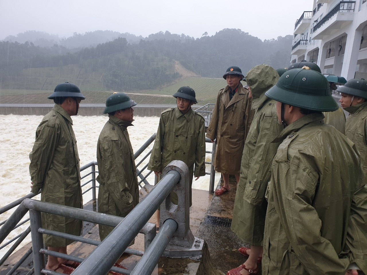 Sáng nay ông Đặng Ngọc Sơn (thứ 3 từ trái sang), Phó Chủ tịch UBND tỉnh Hà Tĩnh đã đi kiểm tra, chỉ đạo công tác vận hành hồ chứa nước Ngàn Trươi. Ảnh: Gia Hưng.