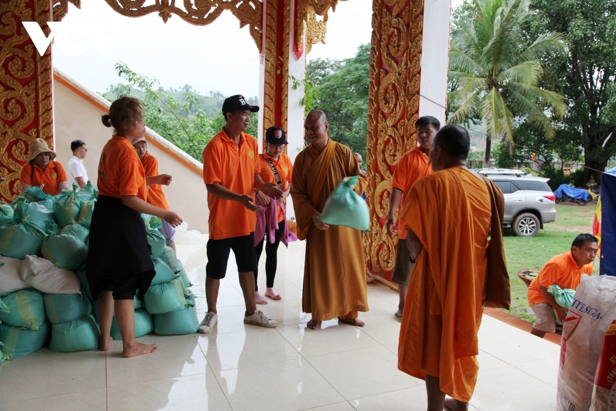 Thượng tọa Thích Minh Quang chuyển gạo vào chùa giúp dân vùng lũ.