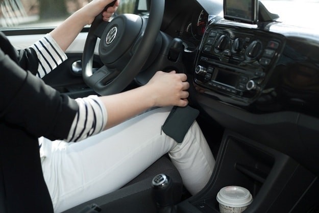 Điều chỉnh tư thế ngồi lái trước khi khởi động xe giúp tài xế di chuyển an toàn. Nguồn: Carmudi