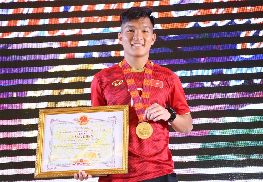 Thái Quý nhận bằng khen và phần thưởng từ UBND tỉnh Quảng Trị tại lễ mừng công năm 2019.